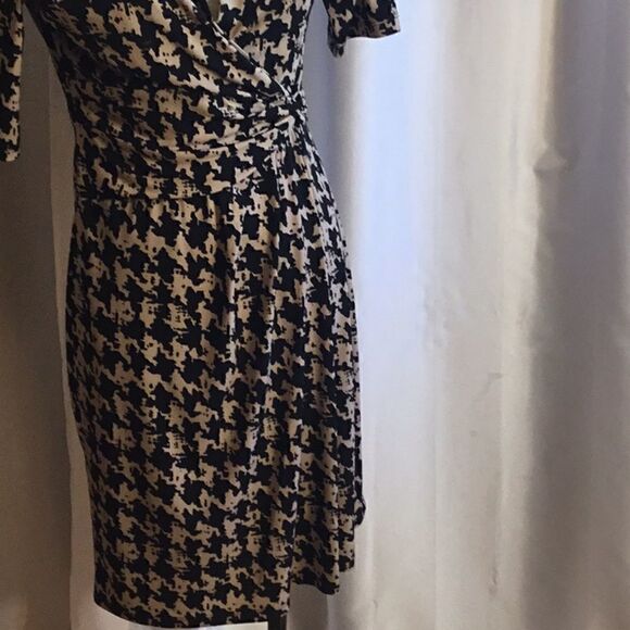 V neck dress in size 6 by RONNI NICOLE in black & tan - Picture 4 of 13